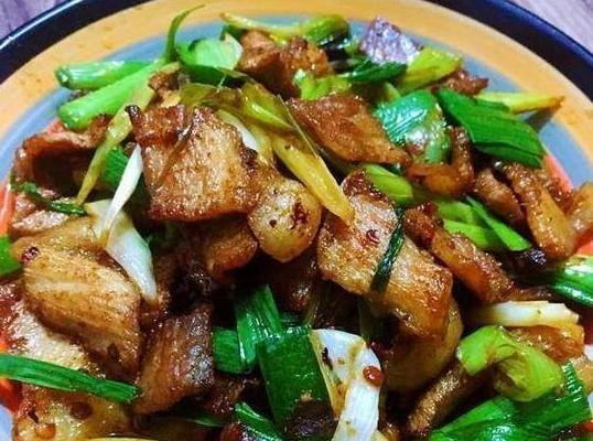 蒜苗红烧白萝卜的做法（家庭美食推荐，轻松学会红烧白萝卜的做法）-第3张图片-美味行家