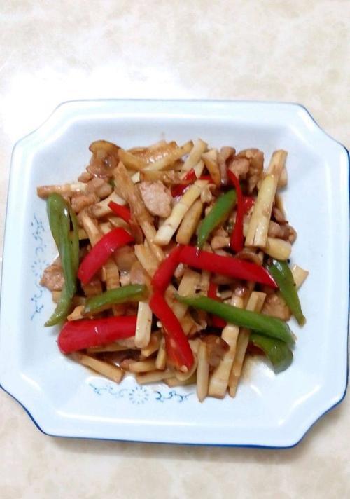 小笋炒肉的美食之旅（教你做出口感极佳的小笋炒肉）-第1张图片-美味行家