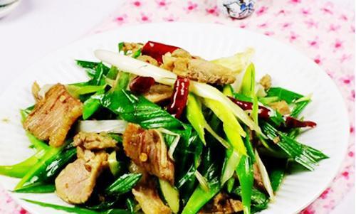 以咸肉炒头薹，口感独特美味（咸香浓郁的咸肉搭配清爽可口的头薹，主菜新宠）-第3张图片-美味行家