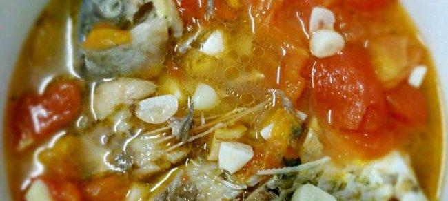 家常土豆番茄鲫鱼汤（清热解暑，味道鲜美）-第3张图片-美味行家
