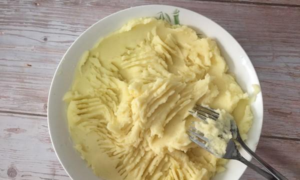 超简单咖喱土豆泥做法，小清新轻松上桌（以小玩意咖喱土豆泥的做法为主题，舌尖上的魅力大放异彩）-第1张图片-美味行家