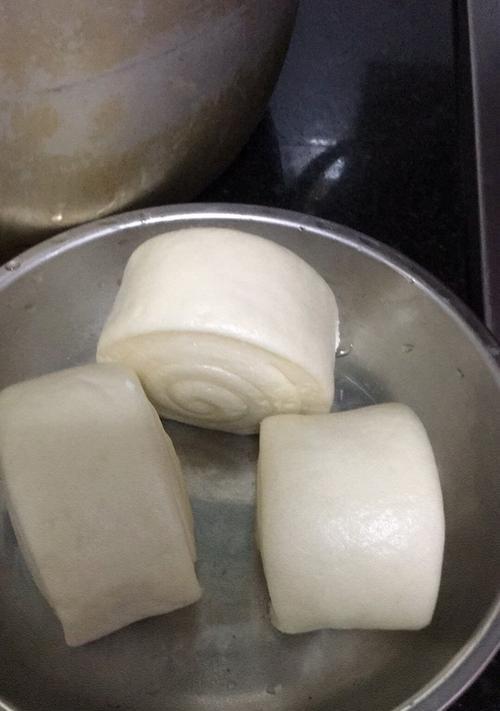 小黄帽馒头的制作方法（如何在家制作口感柔软的小黄帽馒头）-第3张图片-美味行家