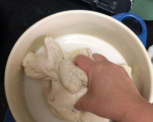 手洗面筋的制作过程详解（教你如何手工制作美味的面筋）-第3张图片-美味行家
