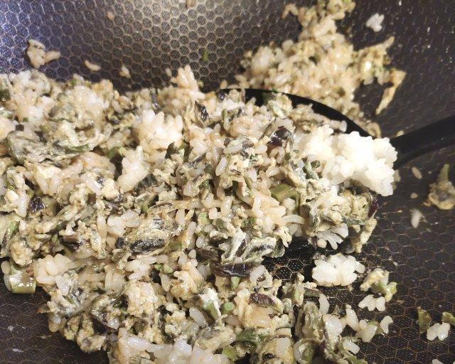 香椿炒米饭的做法（炒出口感丰富的美味佳肴）-第1张图片-美味行家