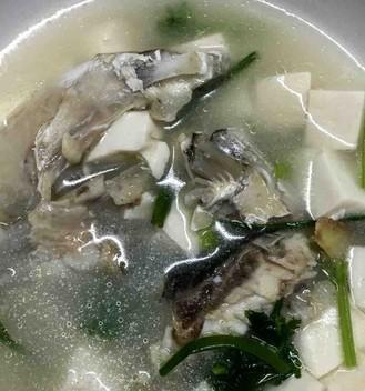 一道清热解毒的鱼头白玉汤（以鲫鱼为主材，带你轻松学会鱼头白玉汤的做法）-第1张图片-美味行家