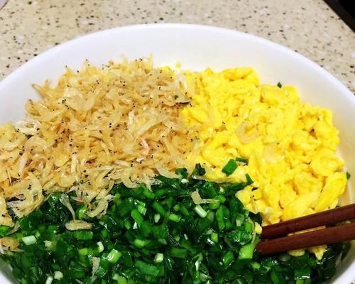 以虾仁韭菜鸡蛋饺子馅为主的制作方法（健康美味的自制饺子，让你大快朵颐）-第1张图片-美味行家