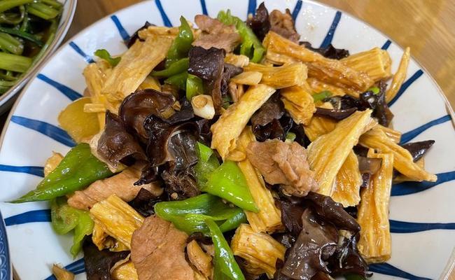瘦肉炒木耳腐竹，美味又健康（古法烹饪，营养丰富的家常菜）-第1张图片-美味行家