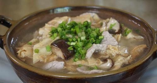 五花肉菌菇汤的做法（用新鲜菌菇和瘦肉做一道营养美味的汤品）-第3张图片-美味行家