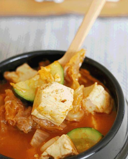 美味可口的猪肉泡菜汤（怎样做才好吃？）-第3张图片-美味行家