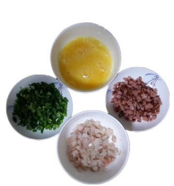 如何制作美味的以什锦海陆炒饭？（掌握关键步骤，做出口感松软、香气四溢的炒饭！）-第3张图片-美味行家
