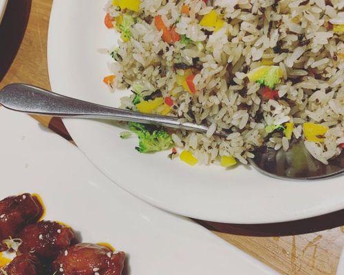如何制作美味的以什锦海陆炒饭？（掌握关键步骤，做出口感松软、香气四溢的炒饭！）-第2张图片-美味行家