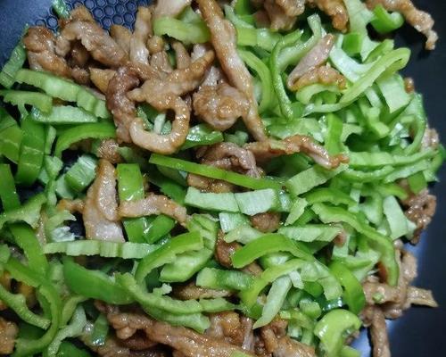 如何做出美味的肉炒青椒？（简单易学，让你的味蕾欲罢不能）-第1张图片-美味行家