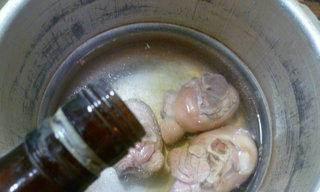 香菇猪蹄汤的做法（家常美味的营养汤料理）-第2张图片-美味行家