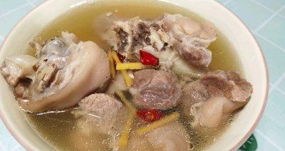 香菇猪蹄汤的做法（家常美味的营养汤料理）-第3张图片-美味行家
