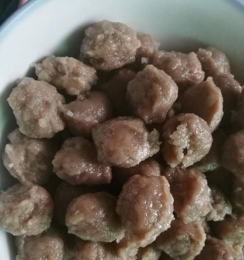 美味可口的薯粉肉丸子（薯粉肉丸子的制作方法和口感体验）-第1张图片-美味行家