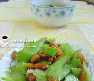 以西芹为主材料的什锦炒菜的做法（做法简单易学，营养丰富健康，让你轻松做出美味的菜肴）-第2张图片-美味行家