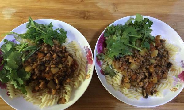 学会用番茄肉酱做出美味的意大利螺蛳粉（美味可口的番茄肉酱，让螺蛳粉更加丰富多彩）-第1张图片-美味行家