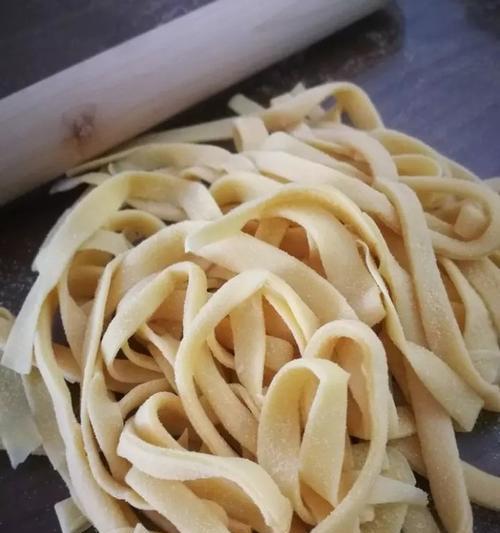 手擀鸡蛋面条的制作方法（做出香气扑鼻、口感细腻的美味面条）-第1张图片-美味行家