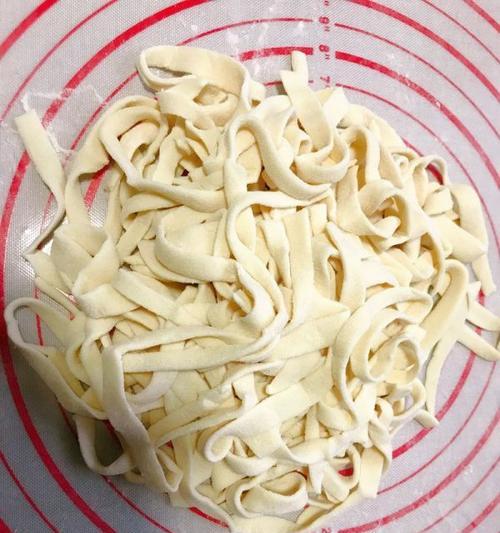 手擀鸡蛋面条的制作方法（做出香气扑鼻、口感细腻的美味面条）-第2张图片-美味行家
