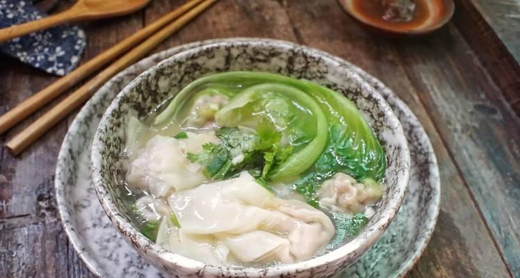 手抄三鲜馄饨的制作方法（制作手抄三鲜馄饨，让你在家也能尝到美味的正宗小吃）-第2张图片-美味行家