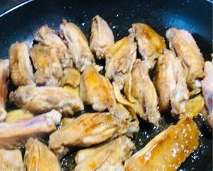 沙茶酱闷鸡翅，一道美味又健康的家常菜（教你如何制作一份美味的沙茶酱闷鸡翅）-第3张图片-美味行家