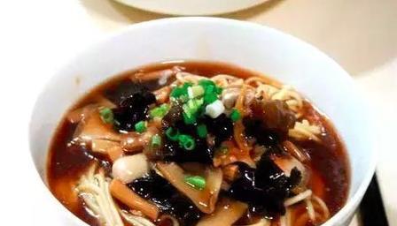 香菇鸡蛋打卤面的制作方法（用新鲜食材制作营养美味的卤面）-第1张图片-美味行家