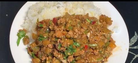 如何制作美味的肉末茄子盖饭（掌握家常菜的秘诀，让你轻松烹饪美味肉末茄子盖饭）-第2张图片-美味行家