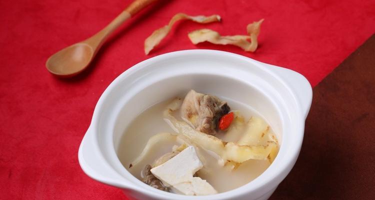 以五指毛桃炖老鸡，煮出健康美味（探秘五指毛桃的营养价值，学会老鸡炖汤的技巧）-第1张图片-美味行家
