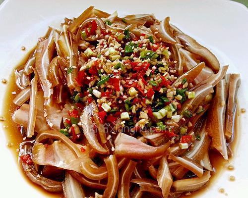 学会热拌耳丝，做出香气四溢的美食（一锅热拌，诱人食欲的秘诀）-第3张图片-美味行家