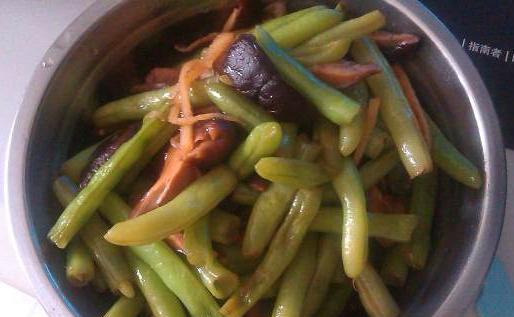四季豆香炒菇菇的做法（健康美味一道，香糯鲜嫩口感，豆菇鲜香四溢）-第3张图片-美味行家