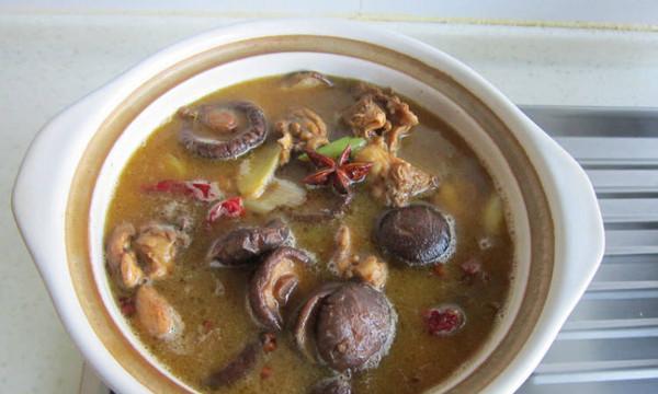 美味家常菜-香菇红枣炖鸡汤（家庭必备的营养汤品，简单易学的做法）-第1张图片-美味行家