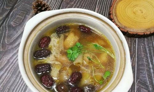 美味家常菜-香菇红枣炖鸡汤（家庭必备的营养汤品，简单易学的做法）-第3张图片-美味行家