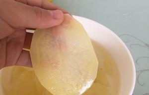 DIY透明薯片，轻松制作（学会制作透明薯片的诀窍，做出自己的独特美味）-第3张图片-美味行家