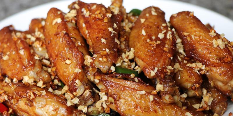 健康又美味的蒜香鸡翅烤制方法（不需油炸的好选择，味道正宗，做法简单易学）-第1张图片-美味行家