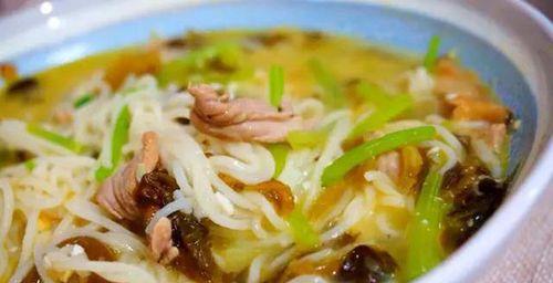 用水煮芹菜面，美味轻食轻松做（营养丰富，简单易学的健康美食）-第2张图片-美味行家