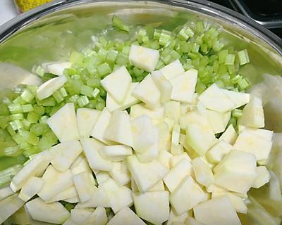 用水煮芹菜面，美味轻食轻松做（营养丰富，简单易学的健康美食）-第1张图片-美味行家
