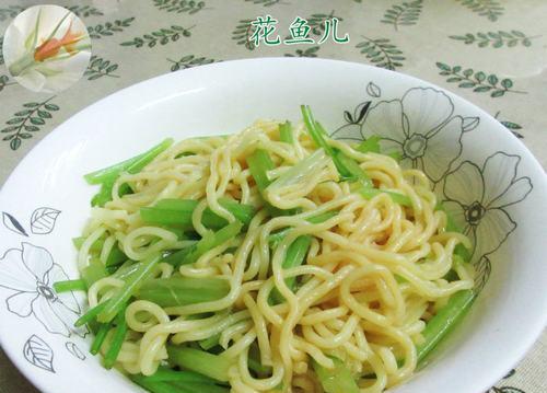 用水煮芹菜面，美味轻食轻松做（营养丰富，简单易学的健康美食）-第3张图片-美味行家