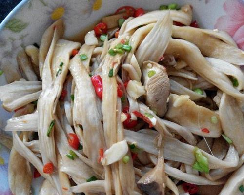 以鲜菇凉拌脆瓜，清爽美味健康（做法简单易学，营养丰富又美味，让你欲罢不能）-第2张图片-美味行家