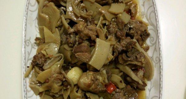 酸笋焖鸭的家常做法（家庭厨房必备，美味又营养的酸笋焖鸭）-第1张图片-美味行家