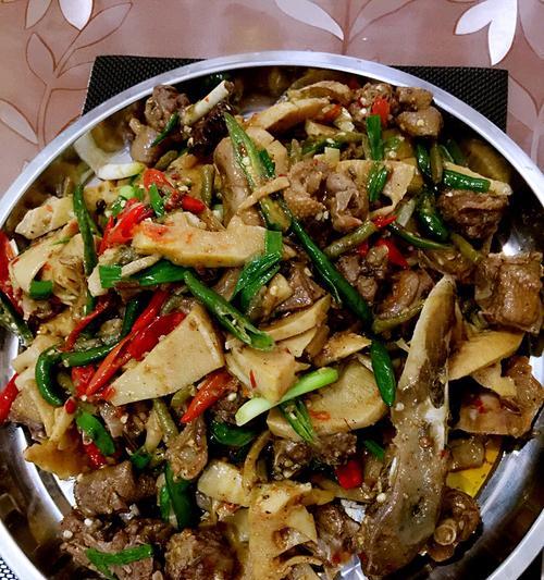 酸笋焖鸭的家常做法（家庭厨房必备，美味又营养的酸笋焖鸭）-第2张图片-美味行家