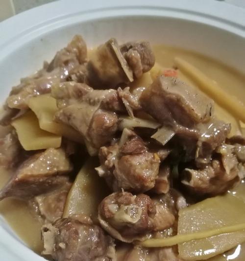 酸笋焖鸭的家常做法（家庭厨房必备，美味又营养的酸笋焖鸭）-第3张图片-美味行家