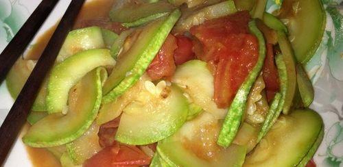 简单易学！以西葫芦炒番茄的做法（营养美味，轻松拿下的做法大公开！）-第1张图片-美味行家