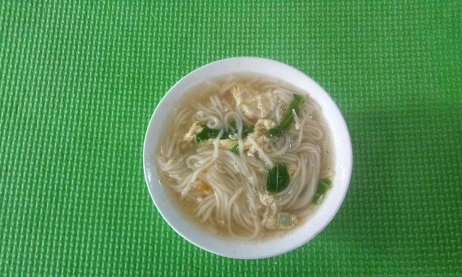 蔬菜鸡蛋龙须面的做法（健康美味的素食佳肴，以鸡蛋和蔬菜为主料，准备简单，口感清爽。）-第2张图片-美味行家