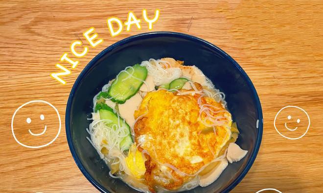 蔬菜鸡蛋龙须面的做法（健康美味的素食佳肴，以鸡蛋和蔬菜为主料，准备简单，口感清爽。）-第3张图片-美味行家