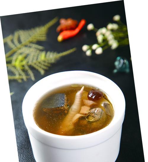 轻松做出天麻炖鸡，营养美味又滋补（传统滋补汤品天麻炖鸡的制作方法和注意事项）-第1张图片-美味行家