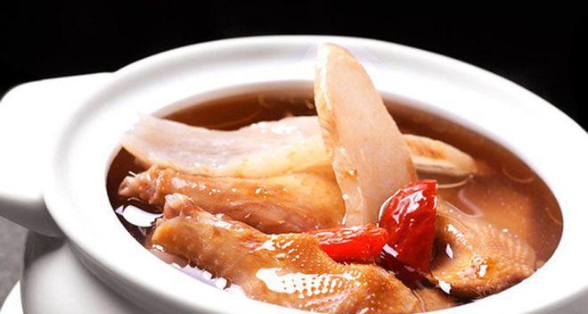 轻松做出天麻炖鸡，营养美味又滋补（传统滋补汤品天麻炖鸡的制作方法和注意事项）-第2张图片-美味行家