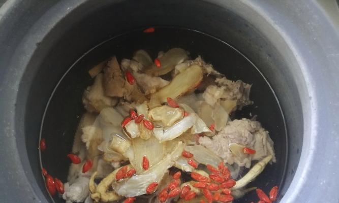 轻松做出天麻炖鸡，营养美味又滋补（传统滋补汤品天麻炖鸡的制作方法和注意事项）-第3张图片-美味行家