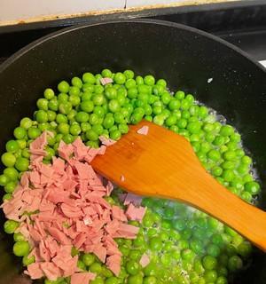 营养美味，豌豆米炒火腿（以豌豆米为主料，烹饪美食，享受味蕾盛宴）-第1张图片-美味行家