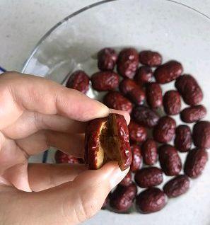 以心太软糯米枣的做法（让你轻松掌握制作技巧，轻松享受美味佳肴）-第3张图片-美味行家