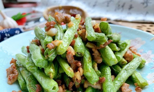 五花肉炒菜豆（用五花肉的香味炒出嫩绿的菜豆）-第1张图片-美味行家